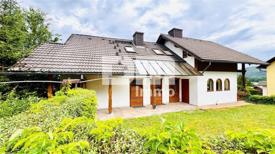 Hochwertiges 1-2 Familienhaus mit großem Garten in erhobener Ortsrandlage mit Panoramablick - Seitenansicht